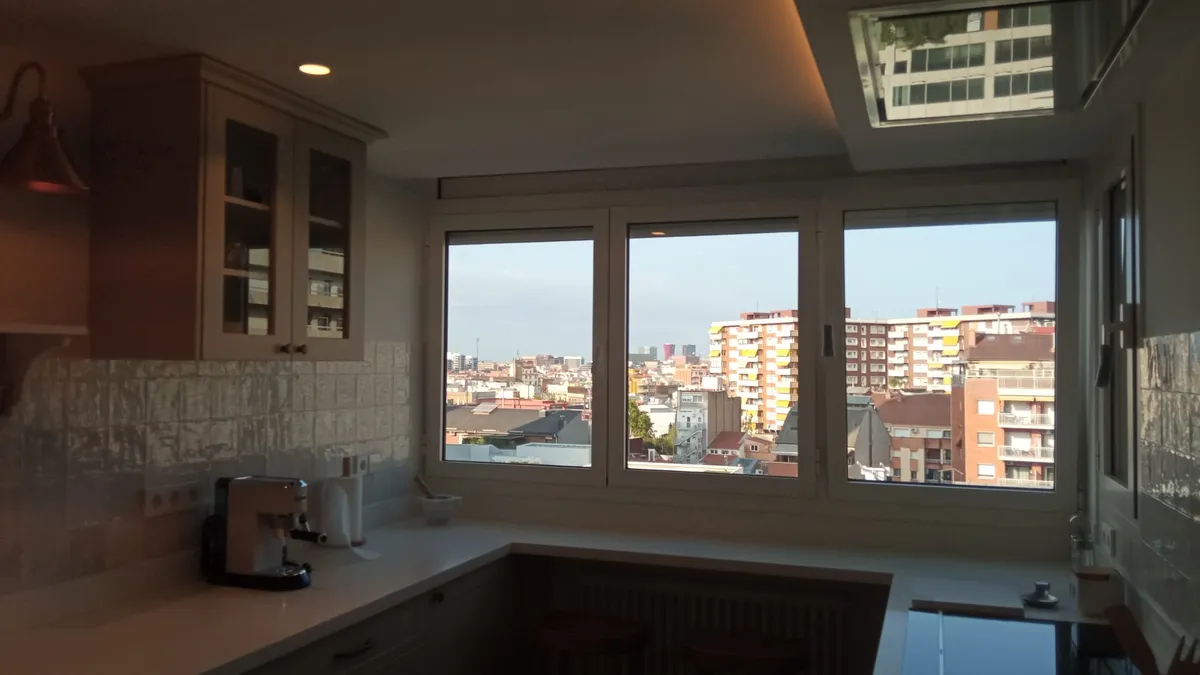 Cuina moderna amb illa a Barcelona